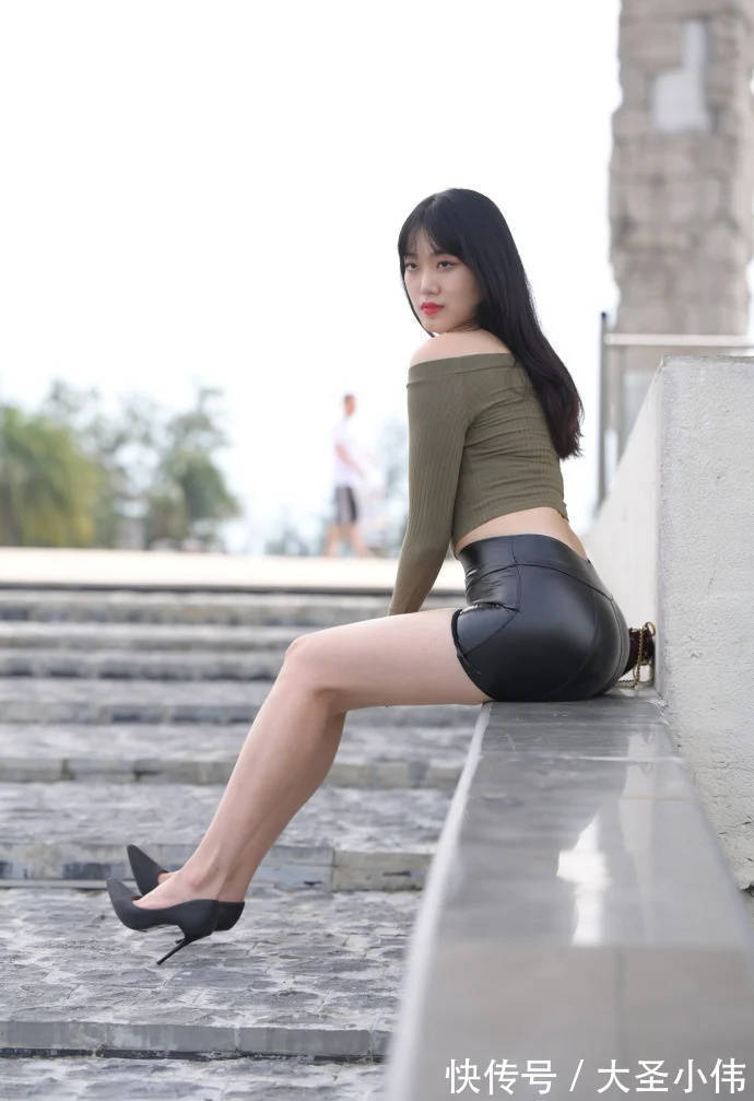 美女|美女街拍:深绿色一字肩上衣,搭配黑色小皮裤,时尚好看还很有成熟女人味