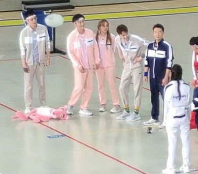 干得漂亮|baby携众星进高校受学生热捧，他进高校录节目被保安轰走