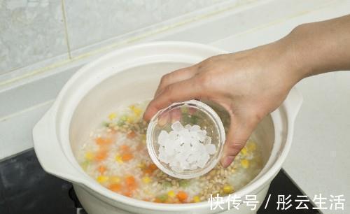 豌豆|黄色的玉米、绿色的豌豆、橙色的胡萝卜让粥丰富多彩，养眼又美味