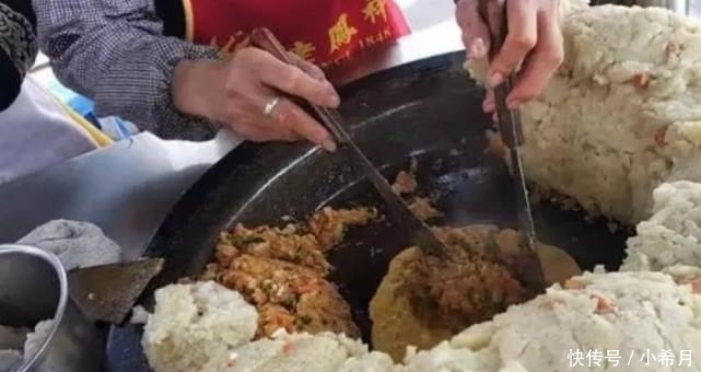 路人|40岁大姐路边摆摊卖“新式炒饭”10元1份,路人都排着队买!