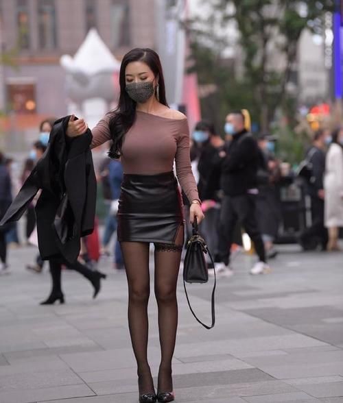 玄色 美女脚上搭配着一双透明的高跟凉鞋，配上气质包包，显得时尚精致