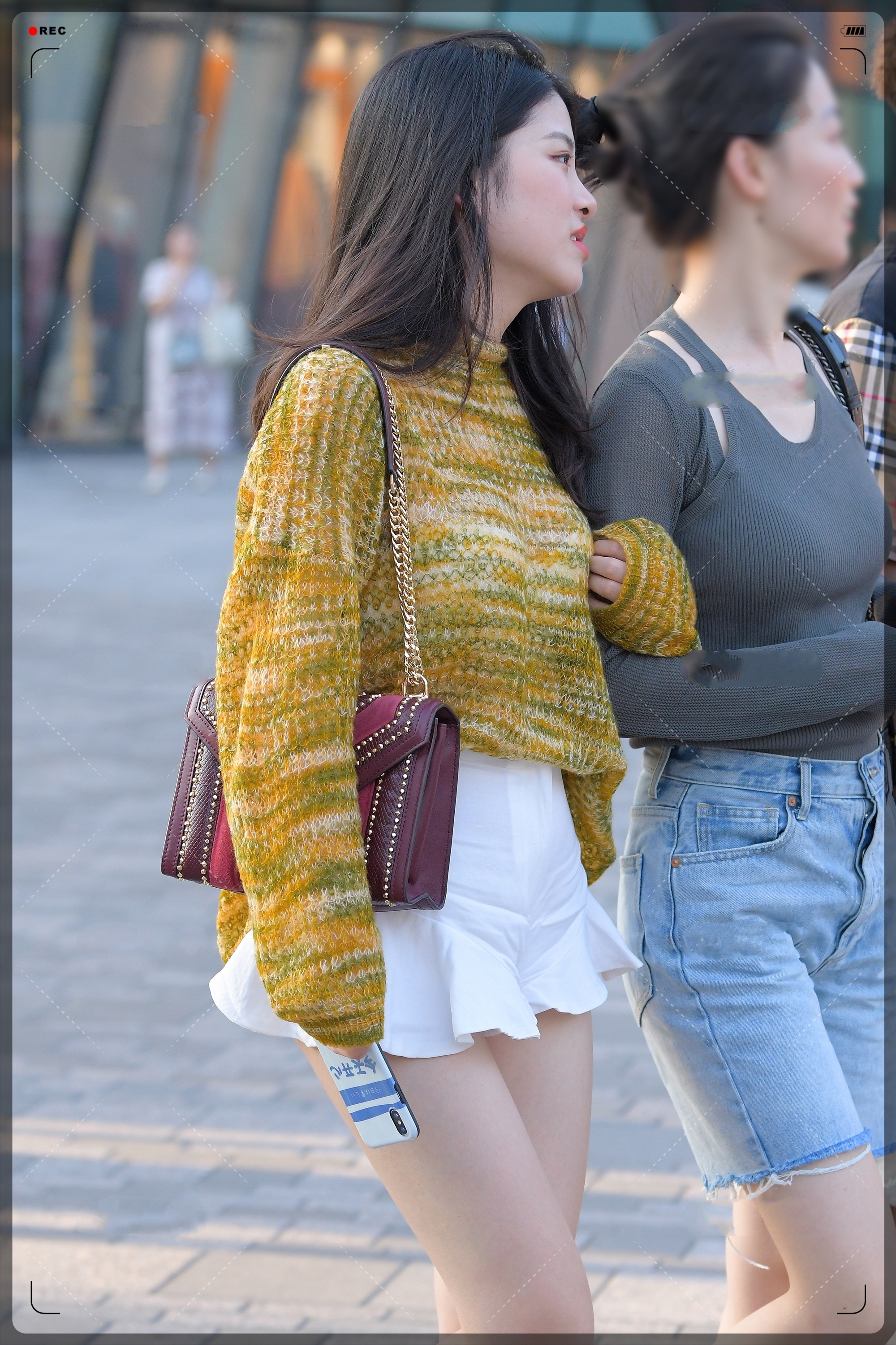 暖黄色针织镂空毛衣搭配港风褶皱a字短裤,青春靓丽,活泼可人