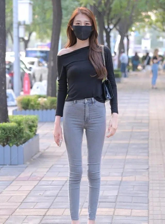 上衣|修身牛仔裤搭配黑色上衣，特别显身材，同时也可以特别冷酷