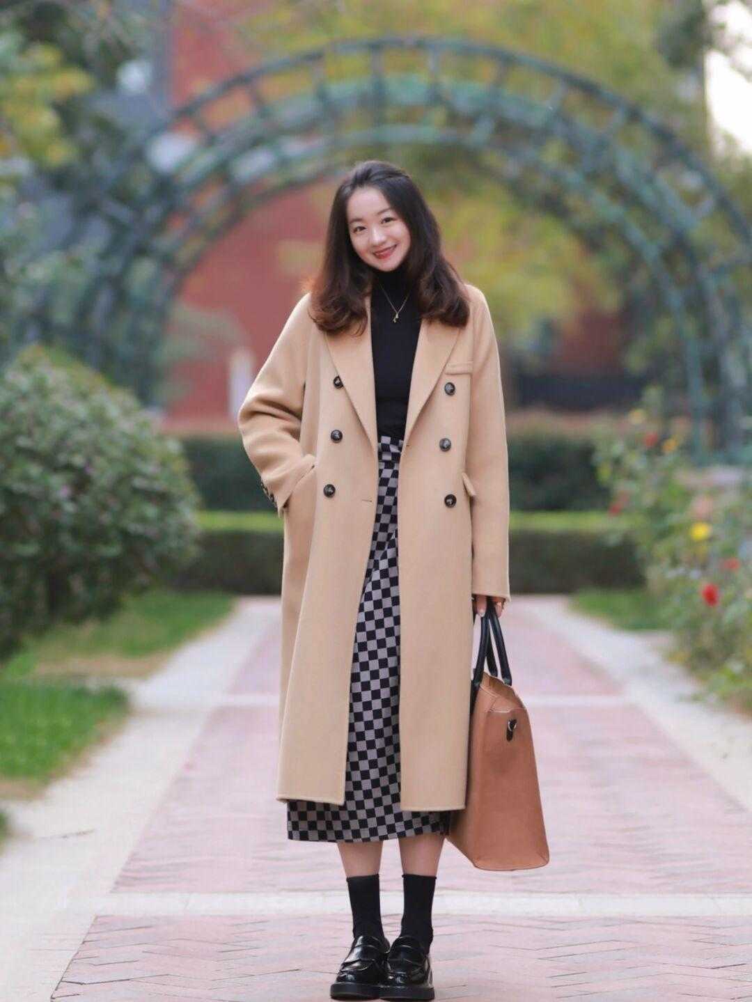 大衣 中年女性别乱穿衣，用大衣搭配这几件下装，精致显瘦又减龄