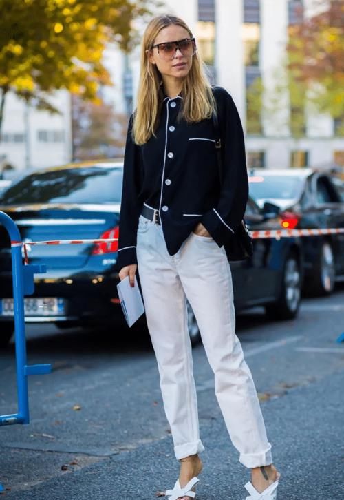 时髦的女人很少选阔腿裤了，今年流行的是“豆腐裤”，显瘦又显高