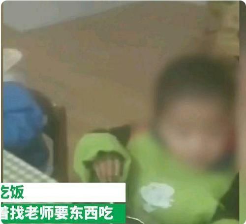 孩子幼儿园没交餐费，捧着空碗哭，老师拍照发群里嘲笑