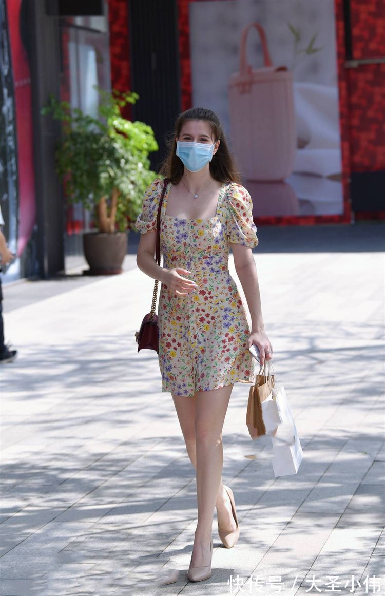 蕾丝|美女街拍:小姐姐身上这件裙子比较清凉,也衬托出修长的双腿