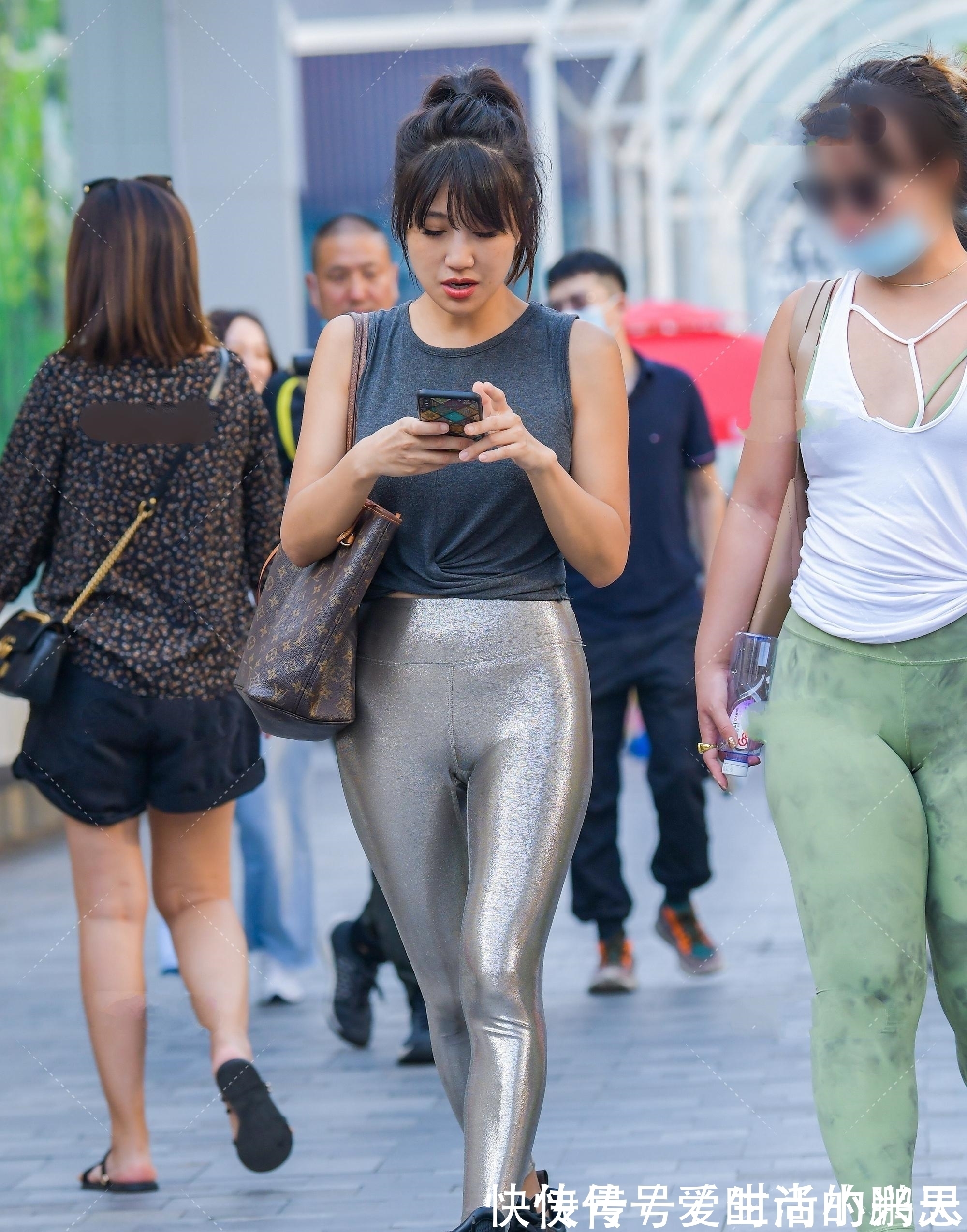 张扬 “点亮”你的衣柜,高光紧身裤的露脐穿搭,化身明亮艳丽的潮流女孩