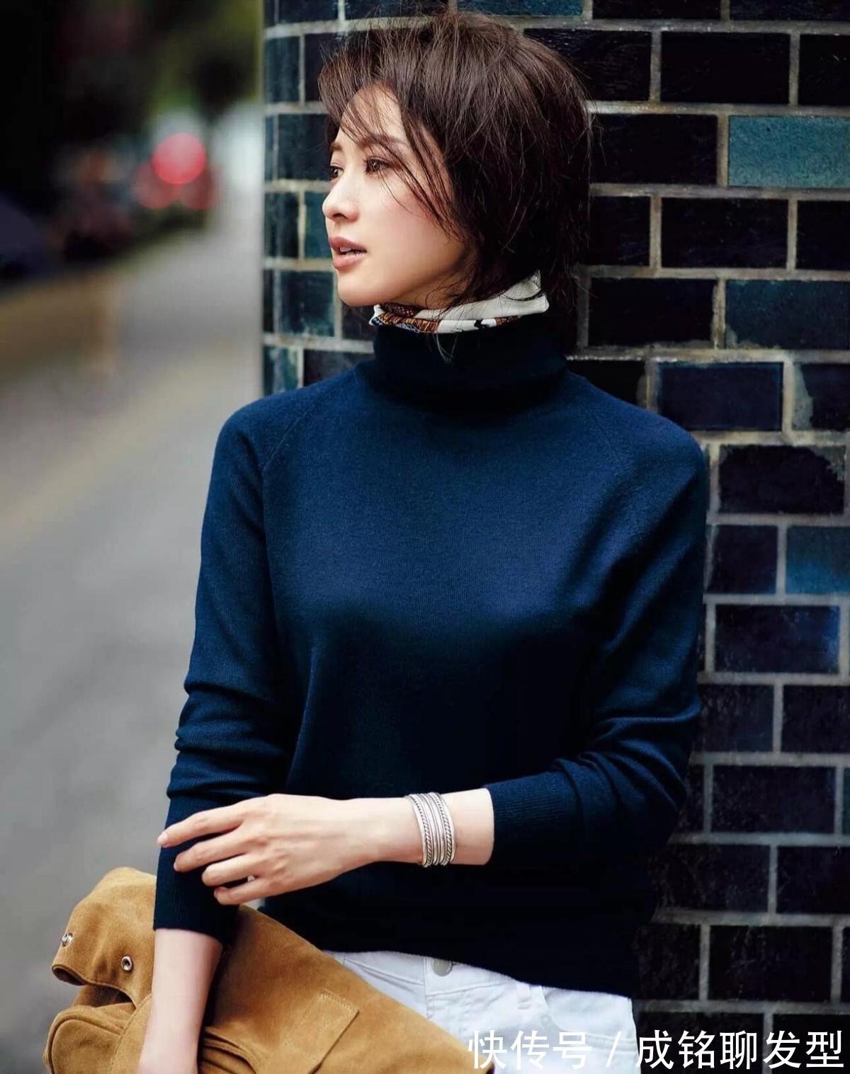 减龄|中年大女怎么穿减龄?试试“针织毛衣+丝巾”的组合,优雅又精致