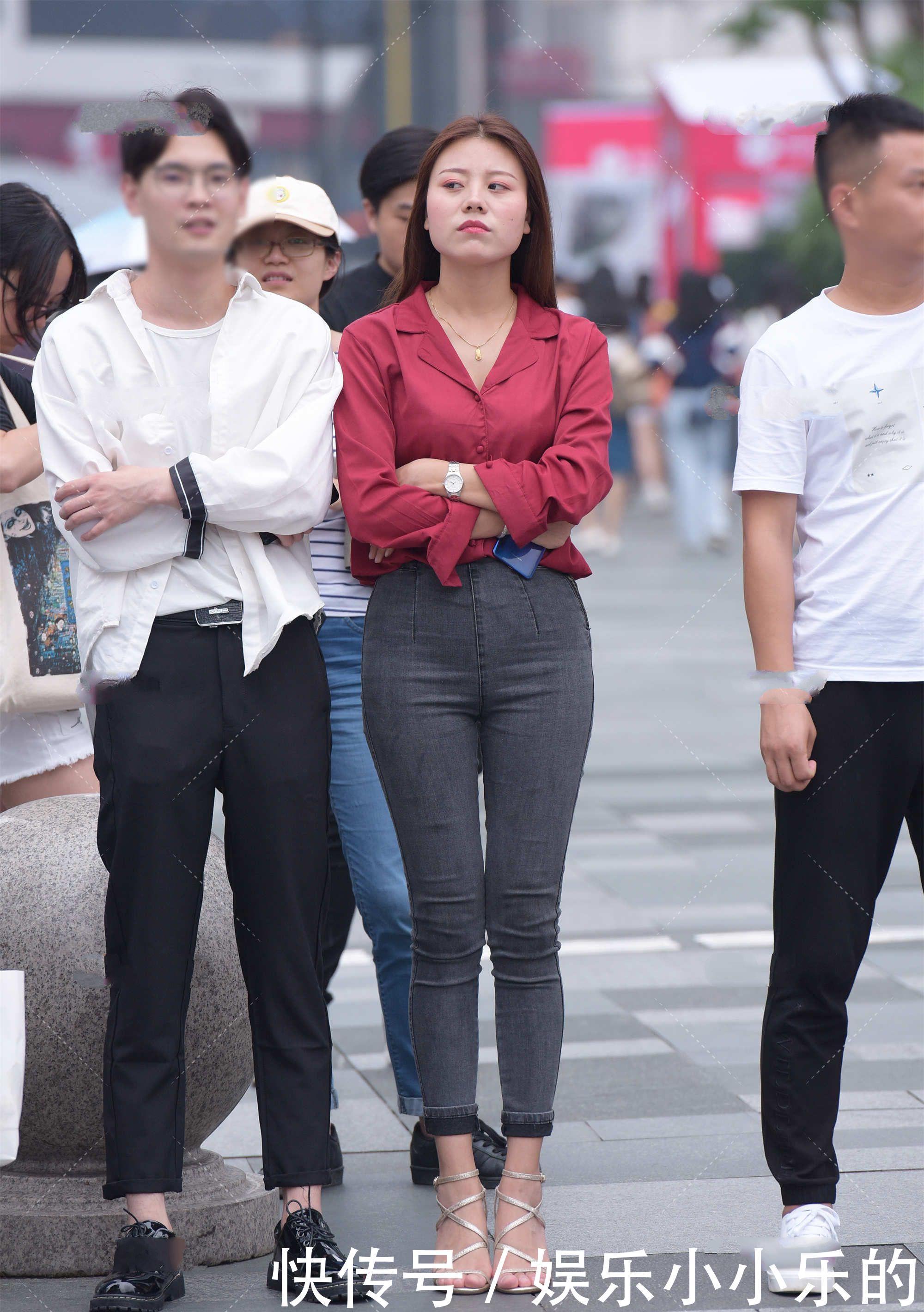 休闲|一款红色衬衣的加入,提升休闲穿搭的高级质感