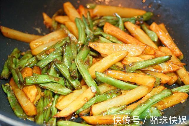 豆角|土豆烧豆角,炸得酥而不焦,口感咸香适度,这几步学会上桌就抢光