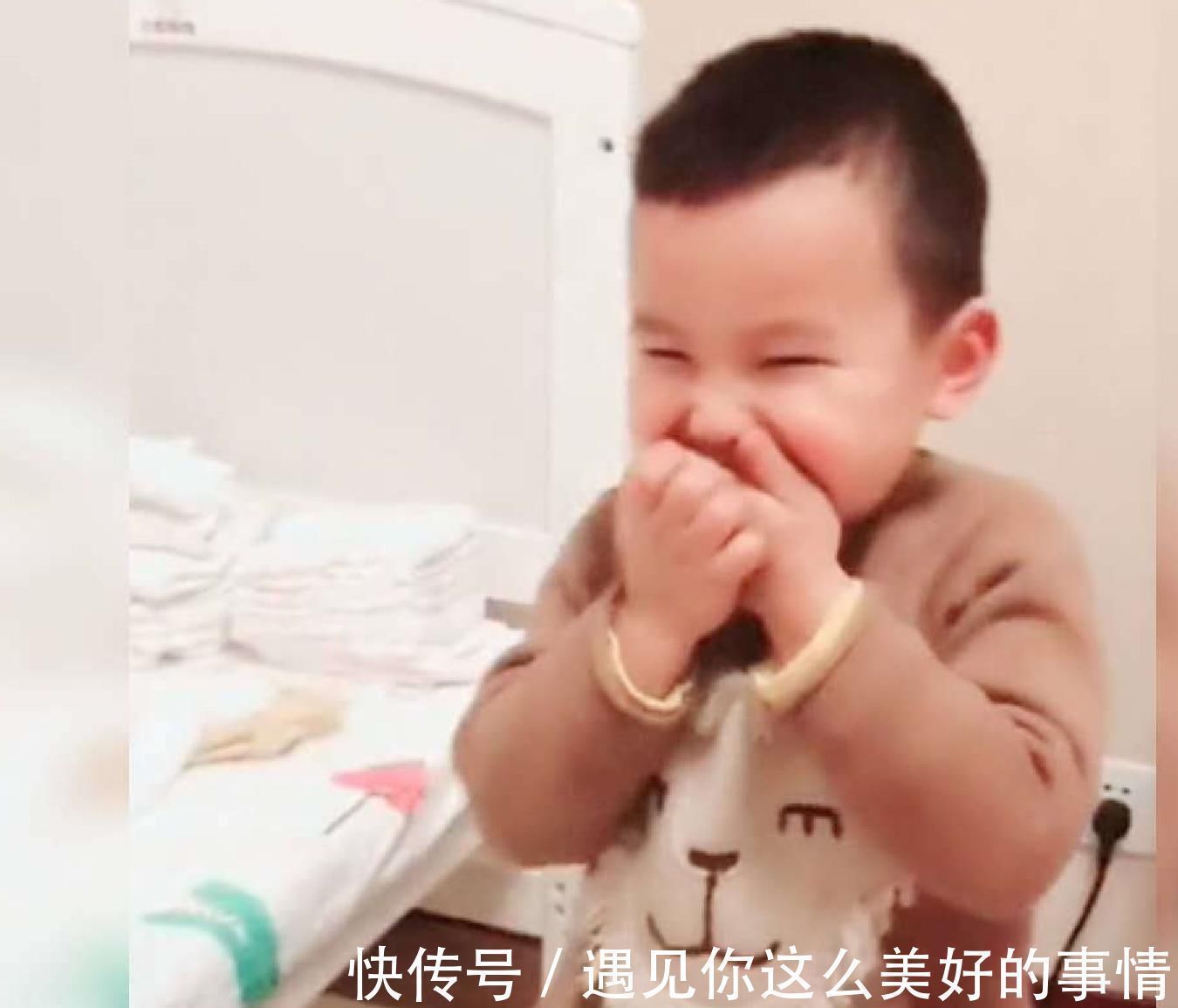 小妹妹|哥哥第一次见妹妹,想要抱却被现实打败,妈妈笑着笑着就哭了