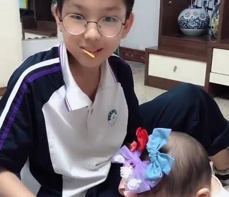 兄妹俩|妹妹将小脚塞进哥哥嘴里,哥哥满脸嫌弃,却不敢轻易发火