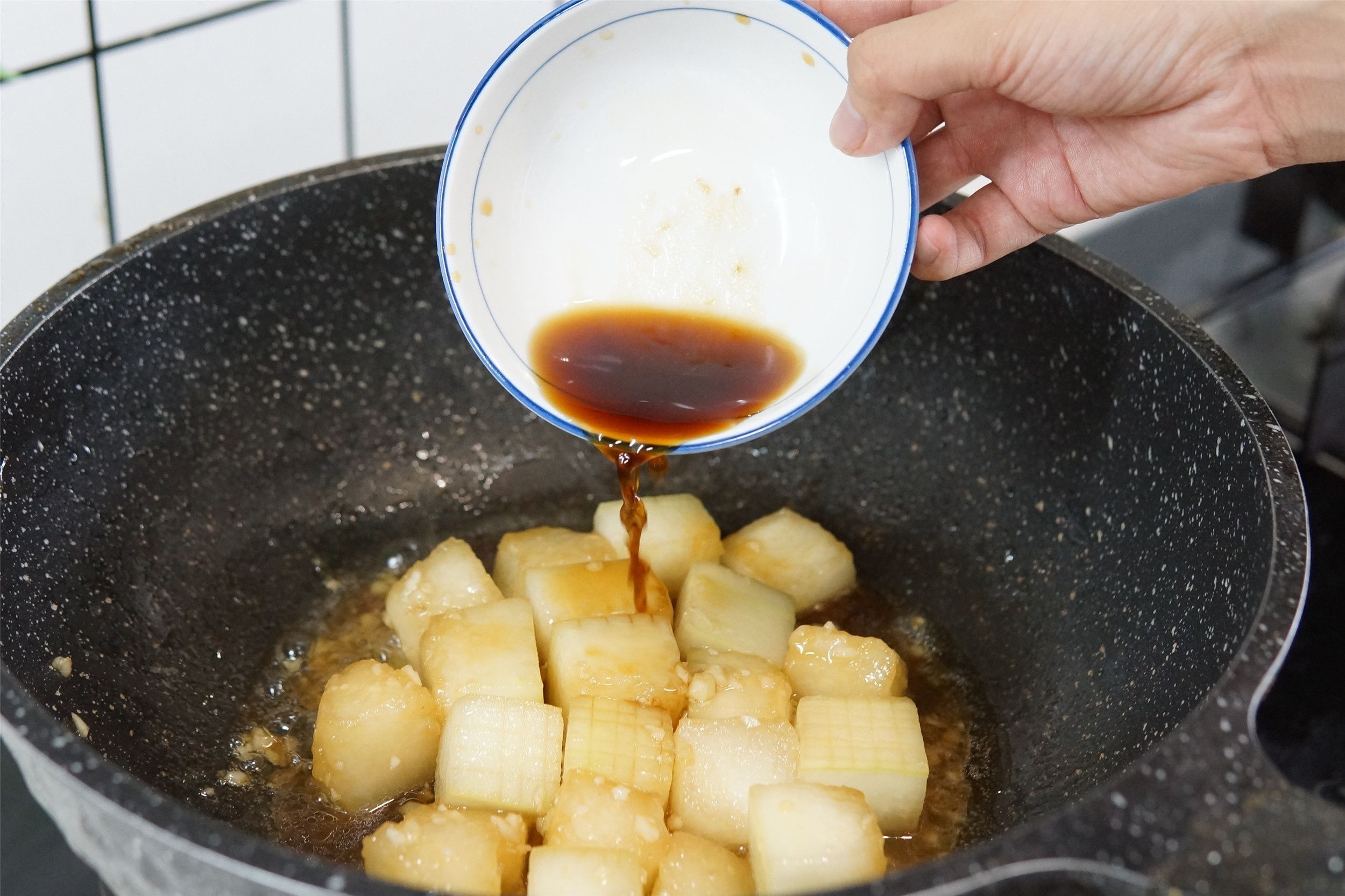 红烧冬瓜|学会冬瓜这样吃，一顿能干两碗饭，不放肉也很香，上桌汤汁都不剩