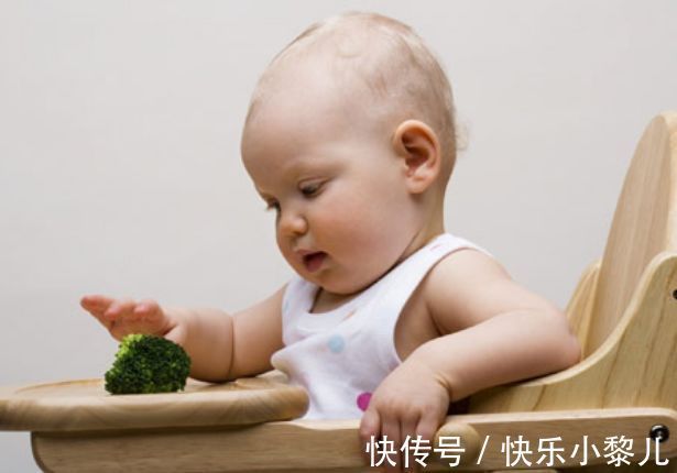 喂奶|宝宝到了吃辅食的年龄后,早上起床先喂奶还是先喂饭?家长别弄错