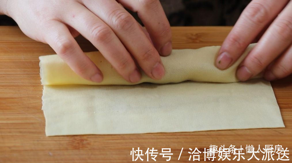 1张百叶，1块猪肉，教你做千张肉卷，配上毛豆和咸蛋黄，连汤喝光