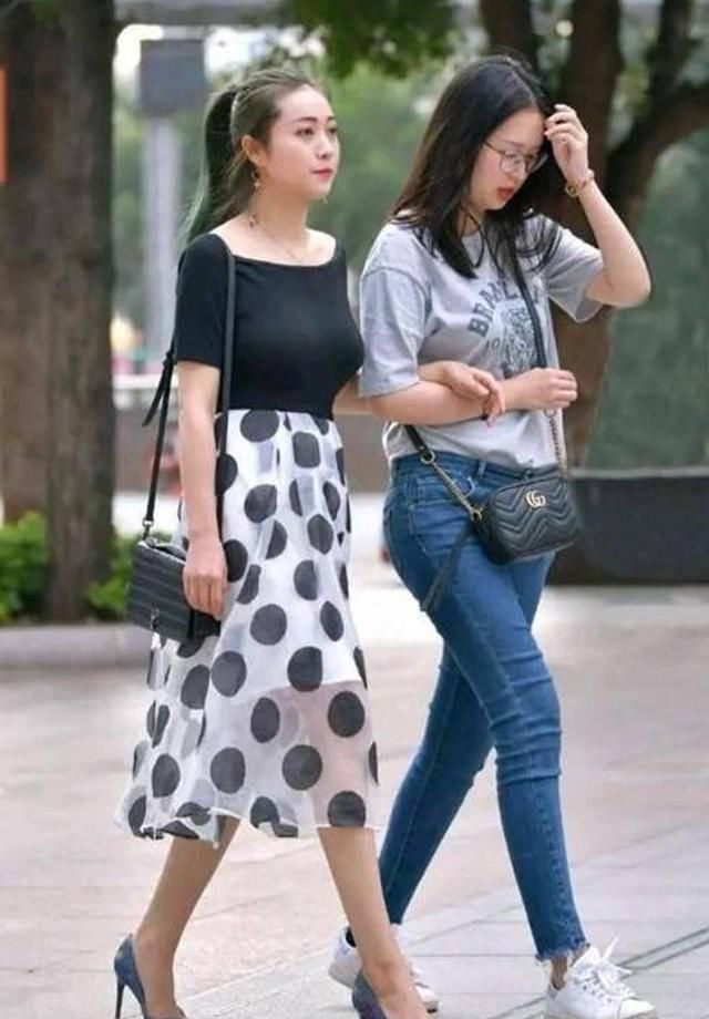 路人街拍，小姐姐曼妙的身姿非常惹人注意，，回头率一定是满满的