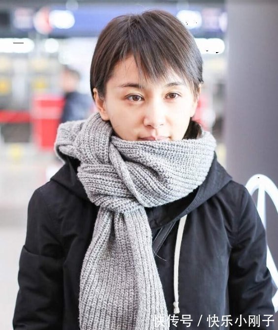 暖白色 明星时尚穿搭,白色羊羔毛大衣保暖又时髦,斜跨小包超有范儿