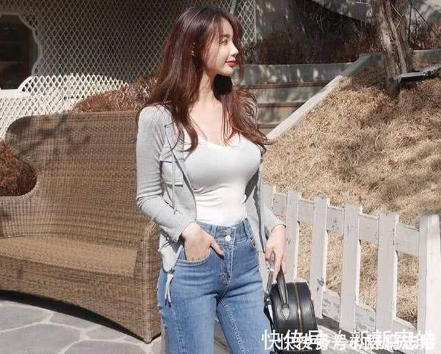 吊带|小姐姐紧身牛仔裤，随意搭配浅色吊带，散发青春活泼的女神魅力