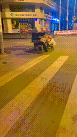 |搞笑GIF:这样的妹子 一看就不是省油的灯