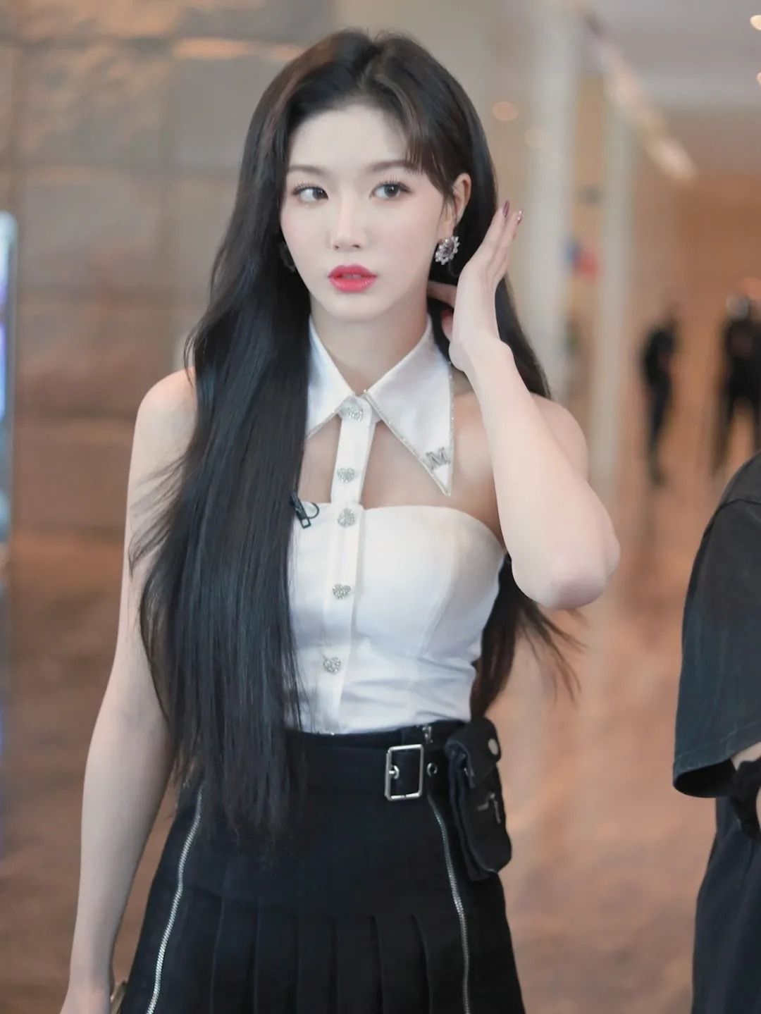 连衣裙|孔雪儿这衬衫够别致，只是“尖领+抹胸”就要上千块，怪美的