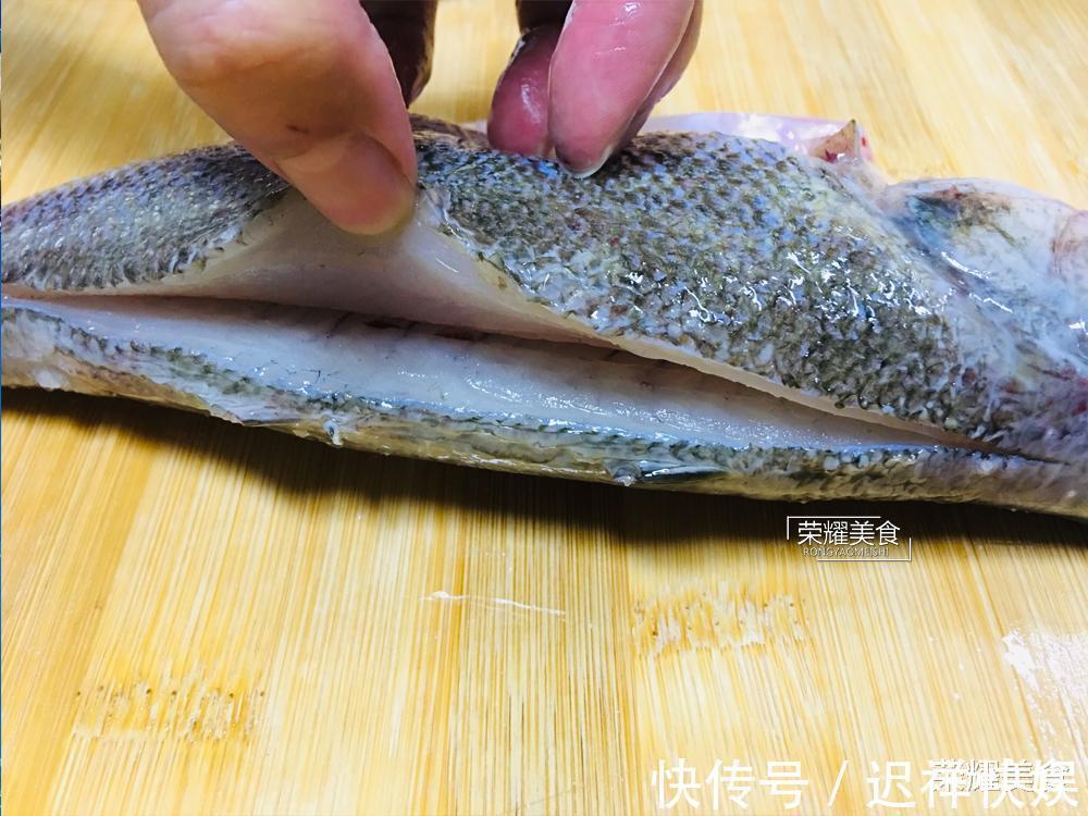 清蒸鲈鱼时,放盐和料酒就错了,教你正确做法,鱼肉鲜嫩没有腥味