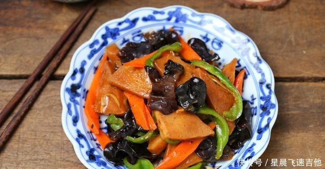 千叶豆腐就用红烧的做法,简单快手,鲜香美味,软嫩入味比肉好吃