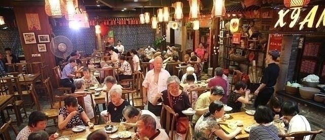 去饭店吃饭，不看菜单，直接点这4道菜的人，服务员：行家来了