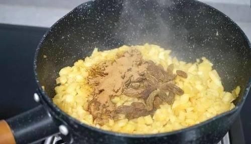 用苹果当馅做的美食，我和孩子尝一口后抢着吃，天天吃也不够