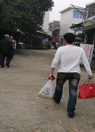 |搞笑GIF趣图兄弟们,你们说我要提醒他一下吗?