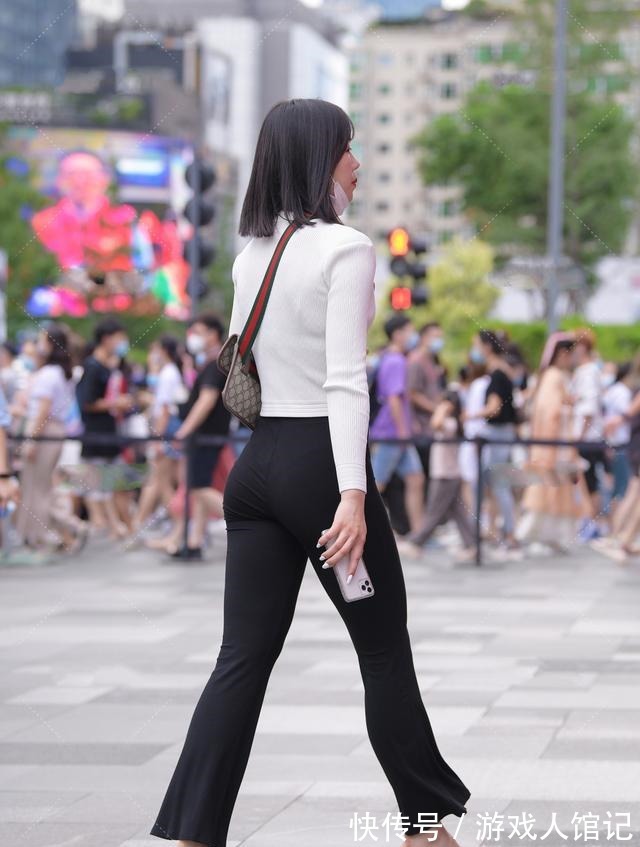 喇叭裤 洁白针织衫搭配纯黑喇叭裤,简约干练,知性大气!