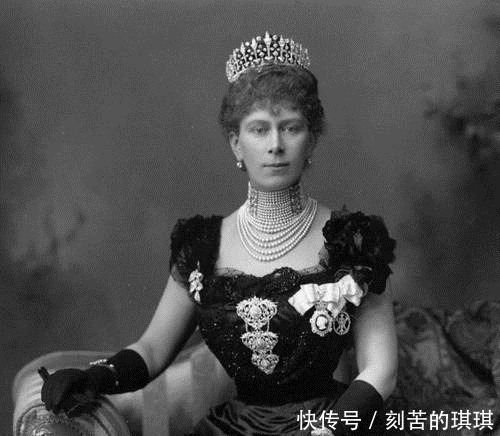 她是世上珠宝最多的王后,一颗珍珠值2亿,让英国女王都眼红不已