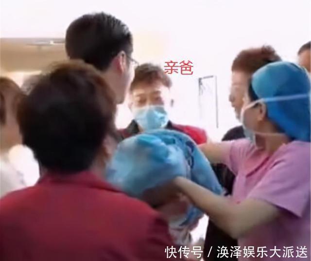 猪八戒|爸爸和舅舅抢着抱新生儿火了,画面太喜感,像极了猪八戒看人参果