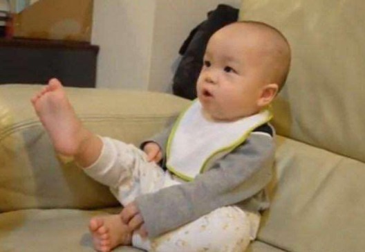 儿子|老爸主动给一岁儿子喂饭,妈妈不放心进来查看,笑的直不起腰