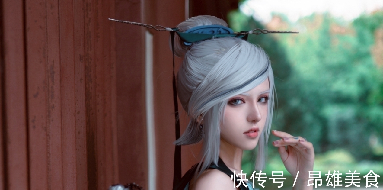 巨人|男子漫展不穿衣,声称在cos《进击的巨人》,coser都是这样的吗?