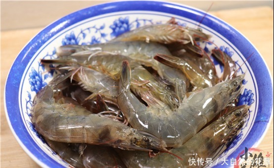 大虾别只会水煮,教你最好吃做法,香辣无腥味,满满一大锅不够吃