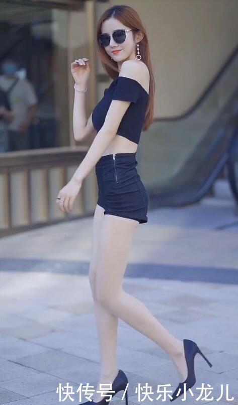 小姐姐|20多岁的女生要自信,穿一字肩配短裤减龄,尽显青春活力范
