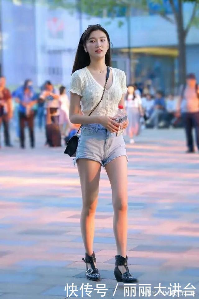 逛街也要穿得优雅,牛仔短裤+高跟鞋,过了40岁的女人也可以穿!
