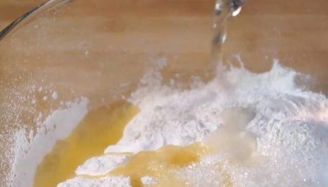 早餐别再做油条了,试试这样做,不用酵母、不用泡打粉,个个鼓泡