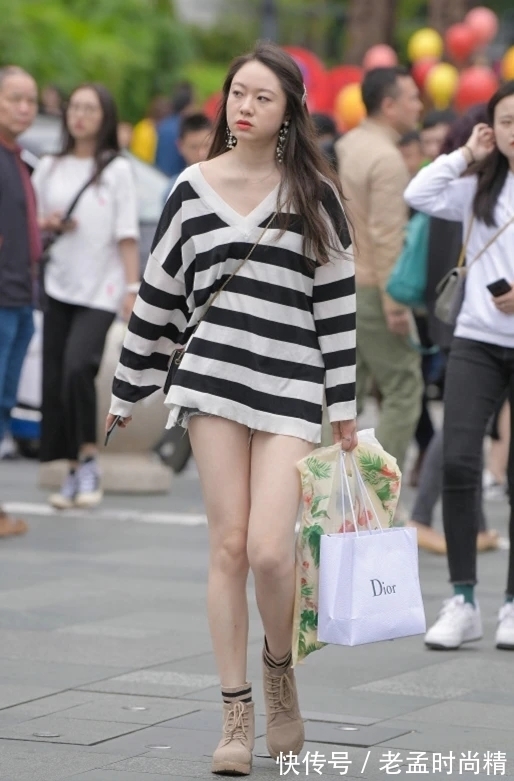 女生|街拍:穿黑白条纹上衣的时尚女生