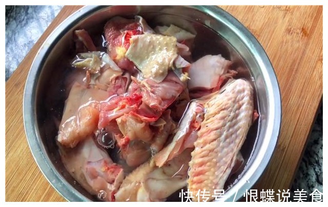 想要鸡汤好喝，炖鸡肉时不要直接入锅炖，多加一步骤，鸡汤特鲜！