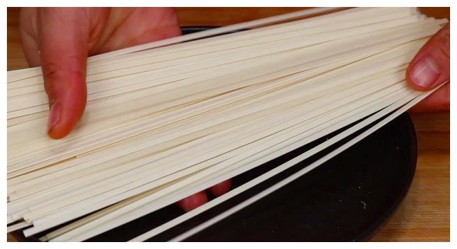 才知道原来面条还能这样吃，不用水煮，比炒面还好吃，太香了