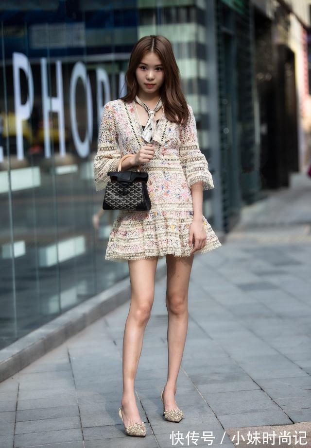 小姐姐|街拍:小姐姐橙色的连衣裙轻盈柔美,热情活泼的感觉,尽展好身姿