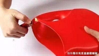 洗衣液瓶子别再扔了，剪一剪放在卫生间太实用了，全家都抢着用！