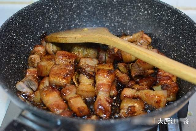 红烧肉，到底要炒糖色吗？老厨师教我正确做法，原来一直做错了