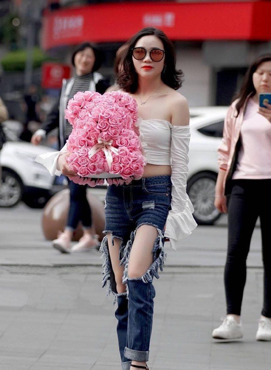 街拍白色短款紧身衣,搭配个性牛仔裤,性感时尚范