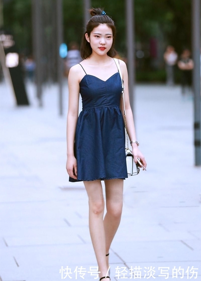 气质|街拍:开叉连衣裙长度恰到好处,将小姐姐的气质展现的淋漓尽致!