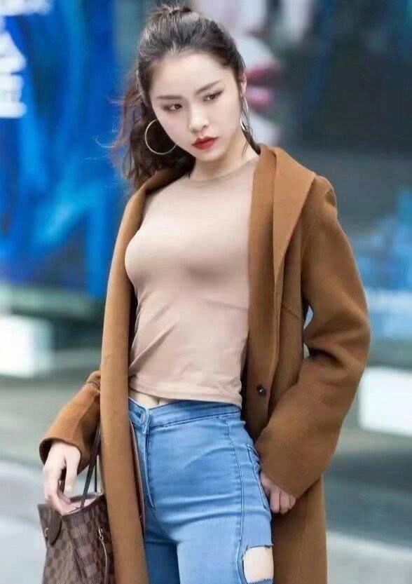 腰线|路人街拍牛仔裤提升腰线,打造出优雅女人范