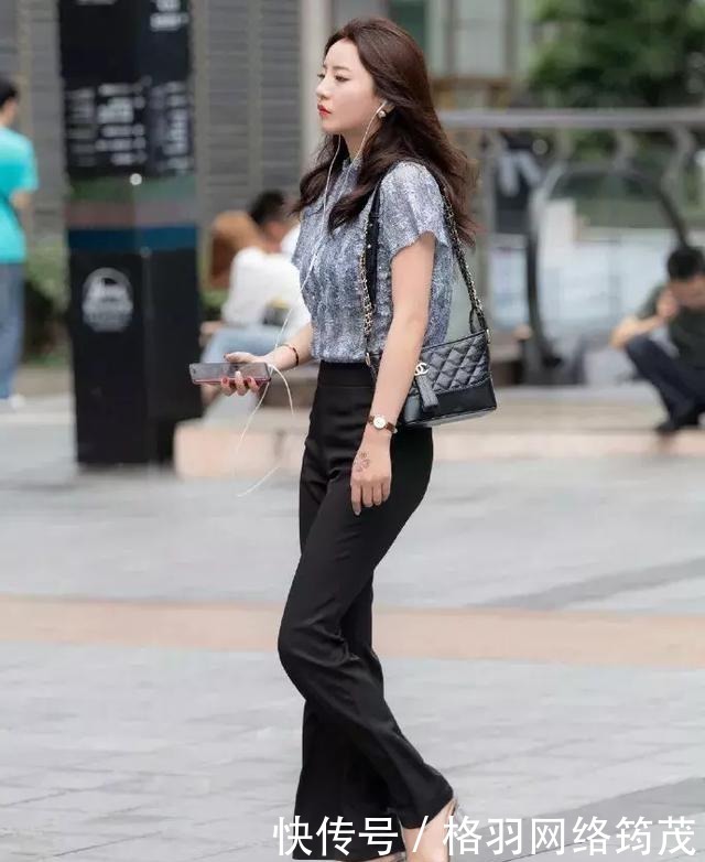 路人街拍,黑色的连衣裙优雅大方,显出一种唯美而又休闲的味道