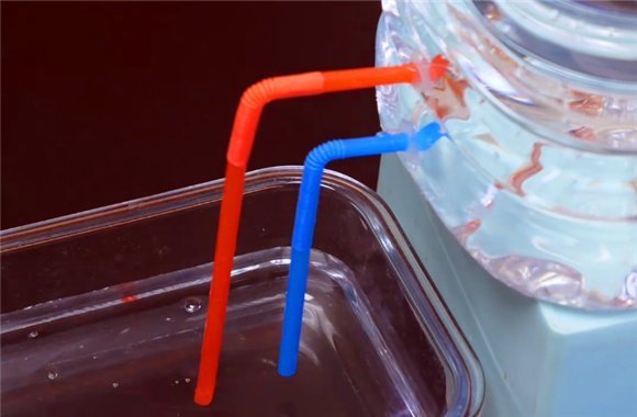 油桶|空油桶不要扔,在上面插两根吸管,放在阳台上,全家人都要抢着用